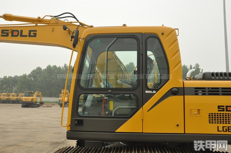 山东临工LG6135E挖掘机局部