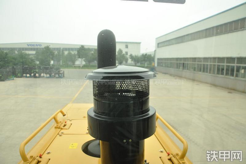 山东临工LG953装载机局部