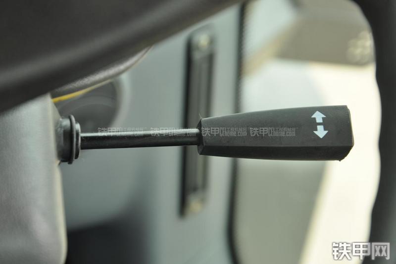 山东临工LG953装载机局部