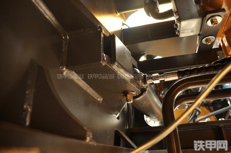 山东临工LG953装载机局部