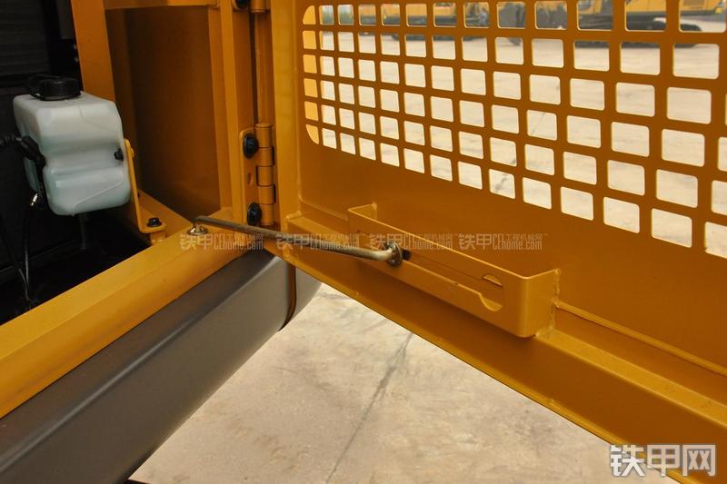 山东临工LG6135E挖掘机局部