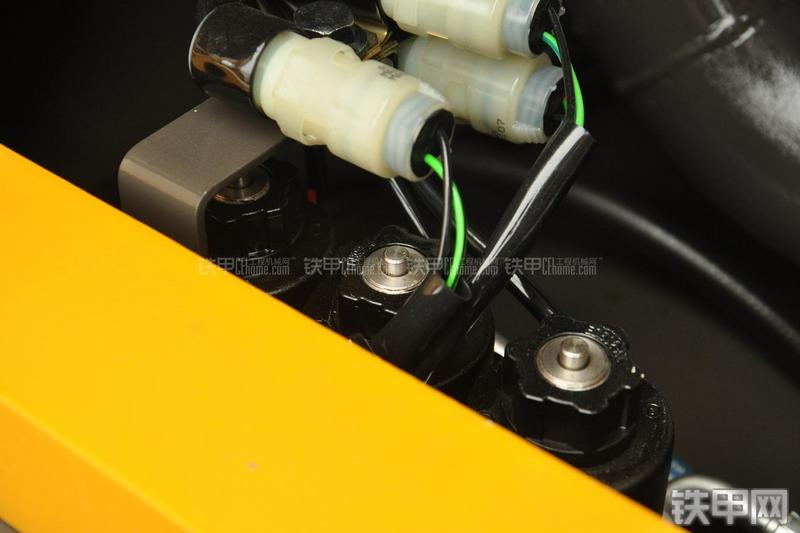 山东临工LG6135E挖掘机局部