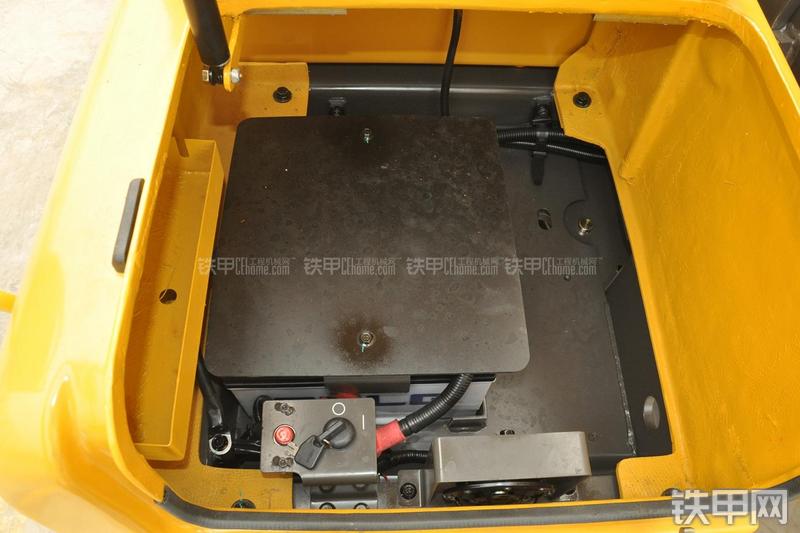 山东临工LG6135E挖掘机局部