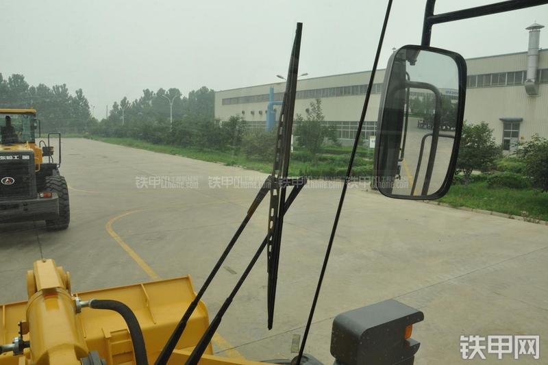 山东临工LG953装载机局部