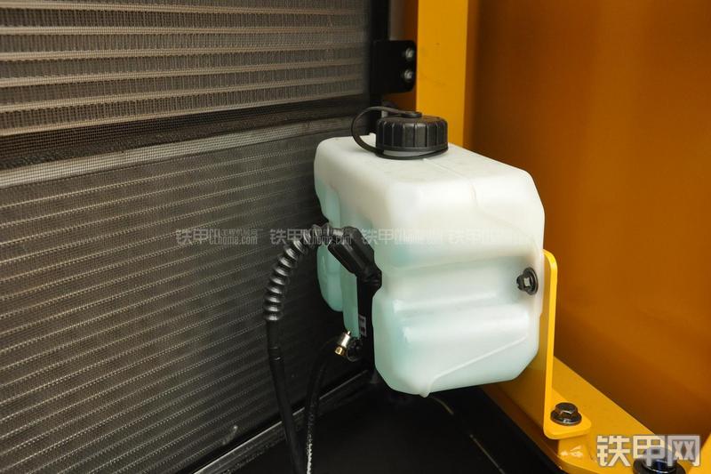 山东临工LG6135E挖掘机局部