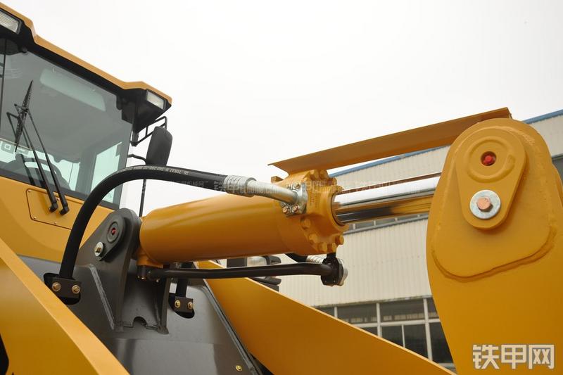 山东临工LG953装载机局部