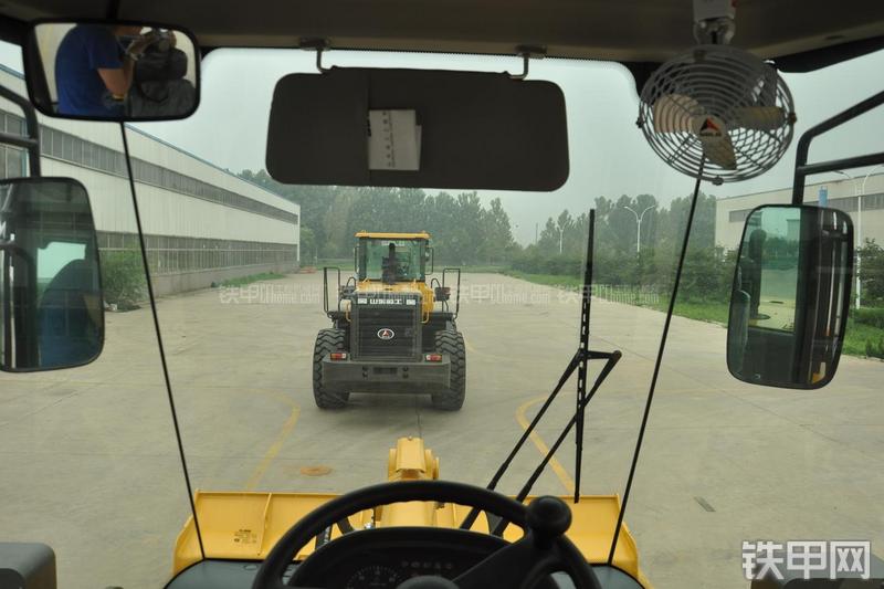 山东临工LG953装载机局部