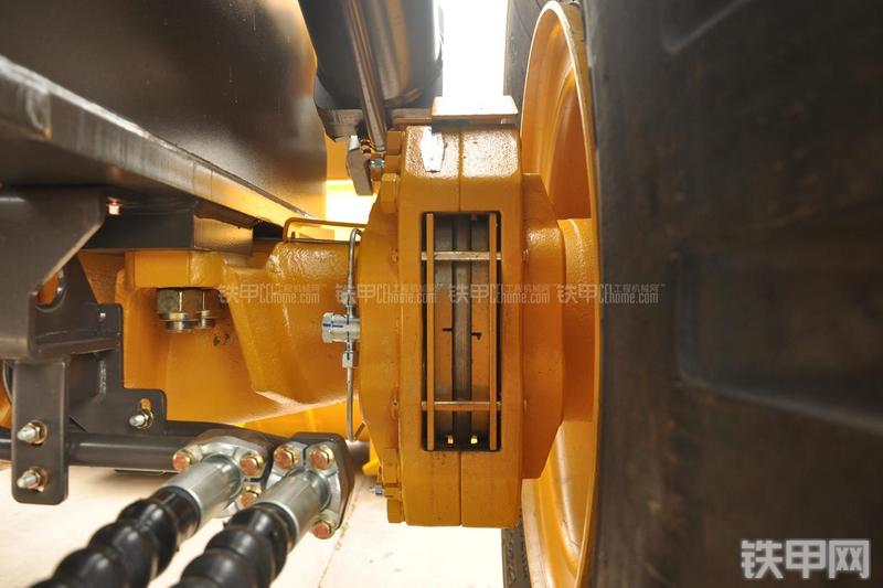 山东临工LG953装载机局部