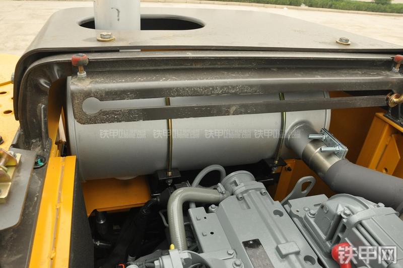 山东临工LG6135E挖掘机局部