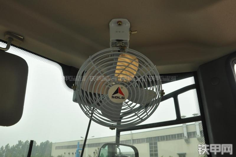 山东临工LG953装载机局部