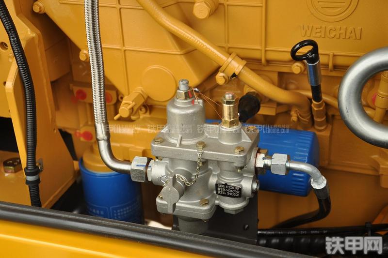 山东临工LG953装载机局部