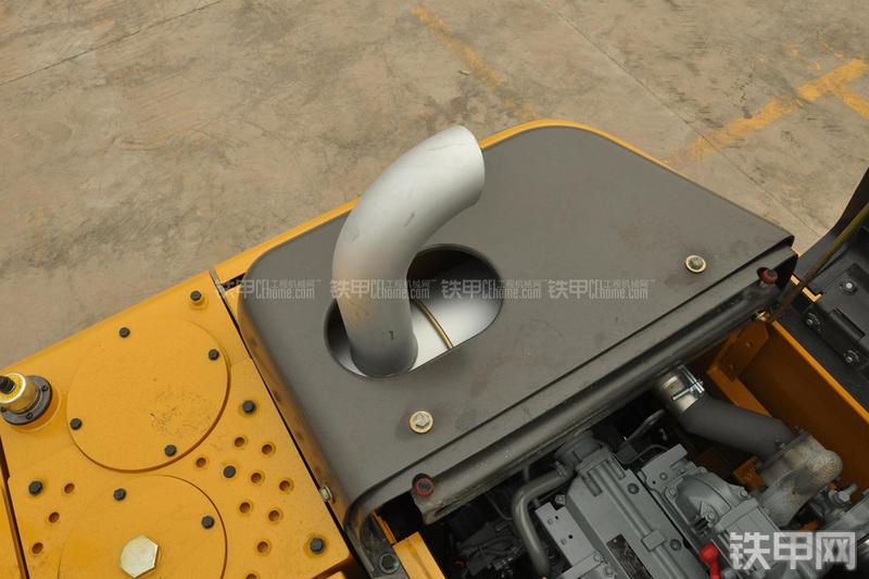 山东临工LG6135E挖掘机局部