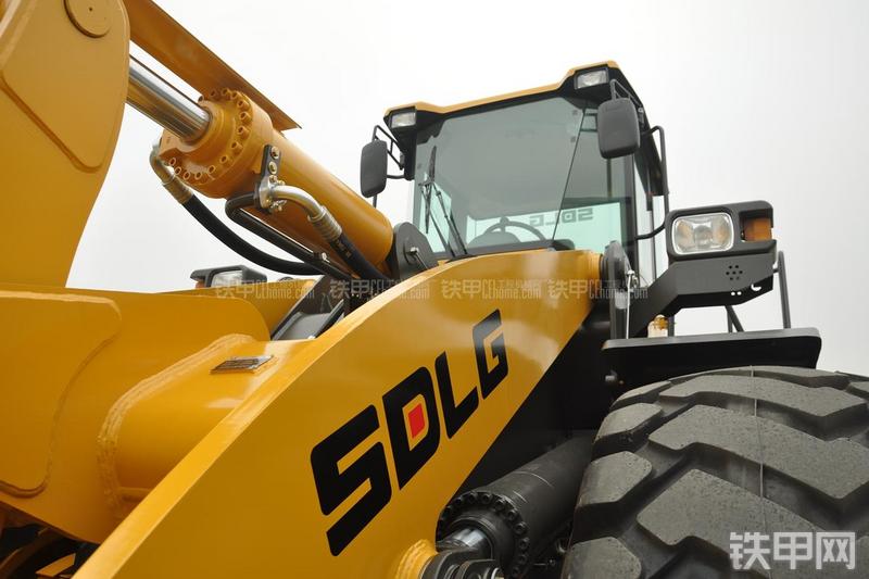 山东临工LG953N节能型装载机局部