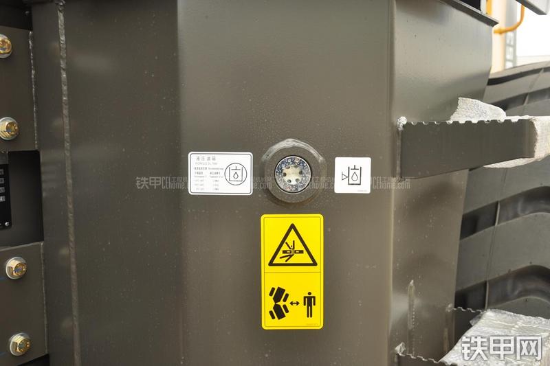 山东临工LG953装载机局部