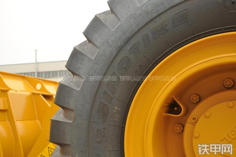 山东临工LG953装载机局部