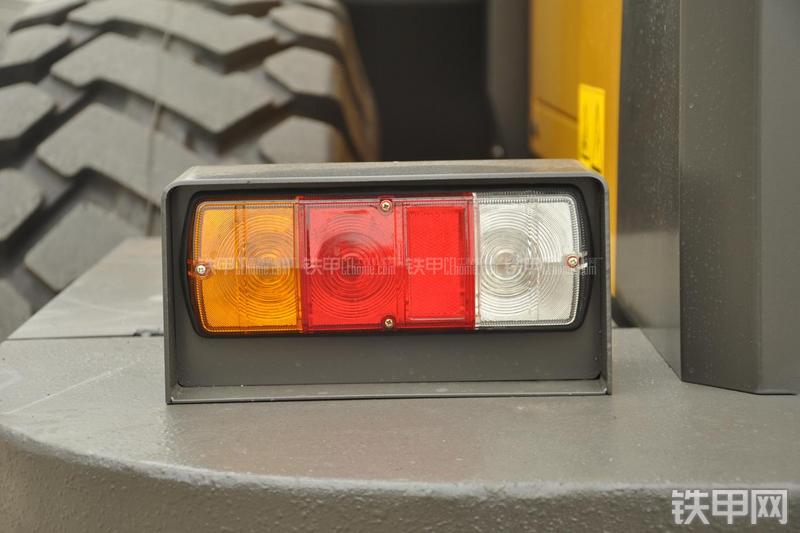 山东临工LG953N节能型装载机局部