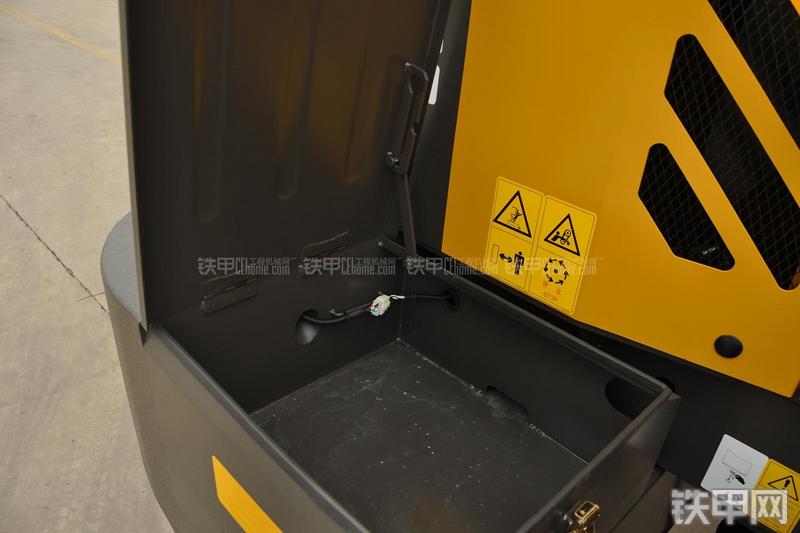 山东临工LG953N节能型装载机局部