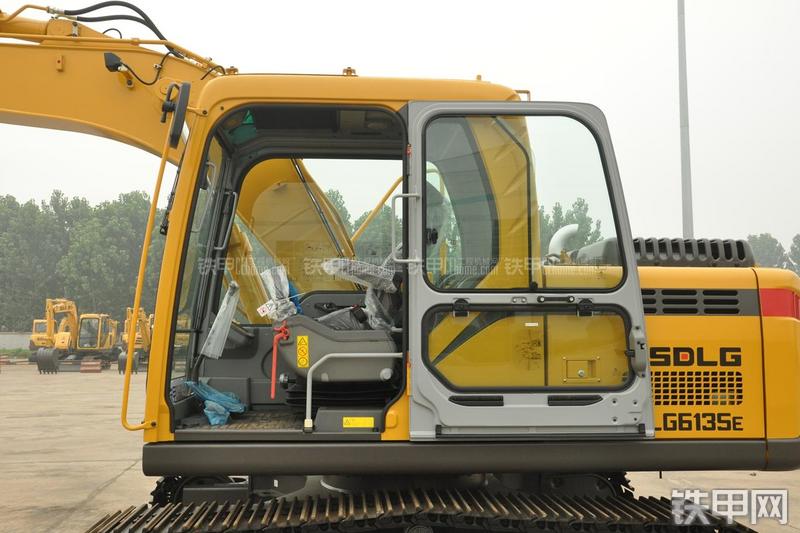 山东临工LG6135E挖掘机局部