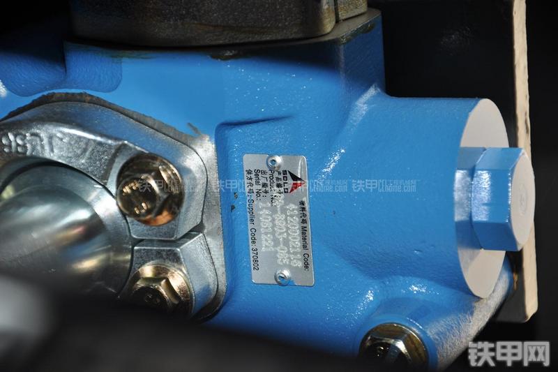 山东临工LG953装载机局部