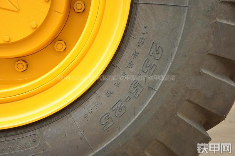 山东临工LG953装载机局部