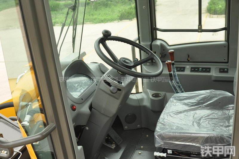 山东临工LG953N节能型装载机局部