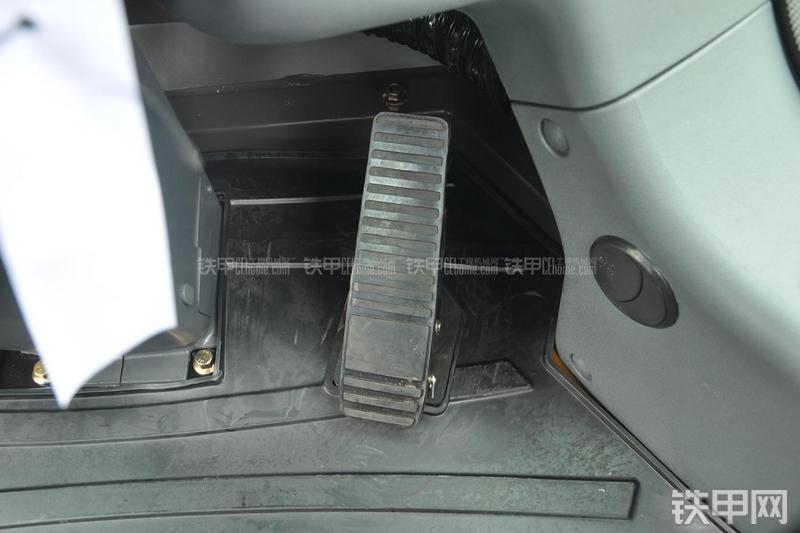 山东临工LG953装载机局部