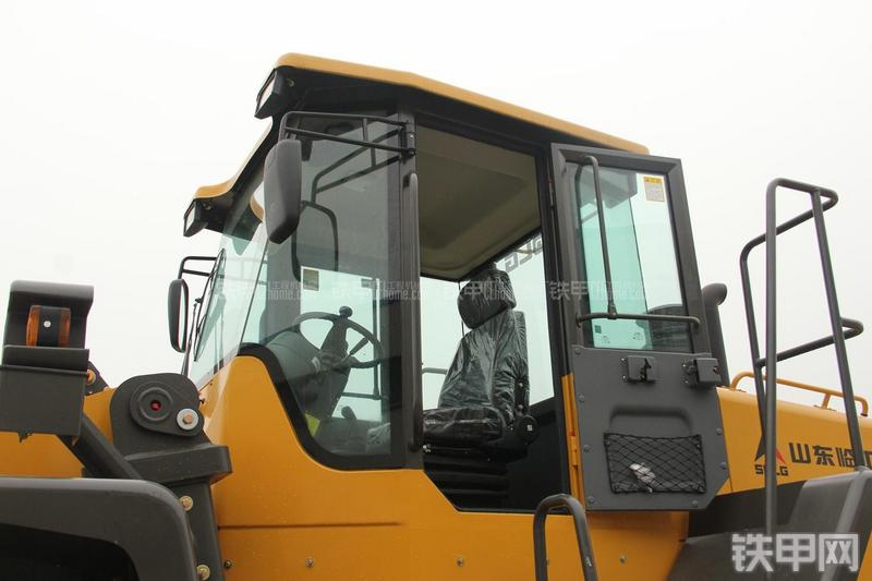 山东临工LG956L矿山铲掘型装载机局部