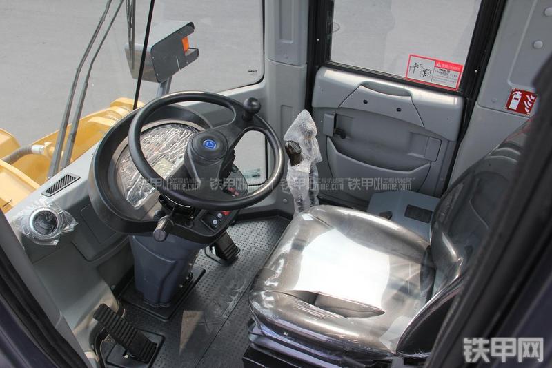 徐工LW300KN装载机局部