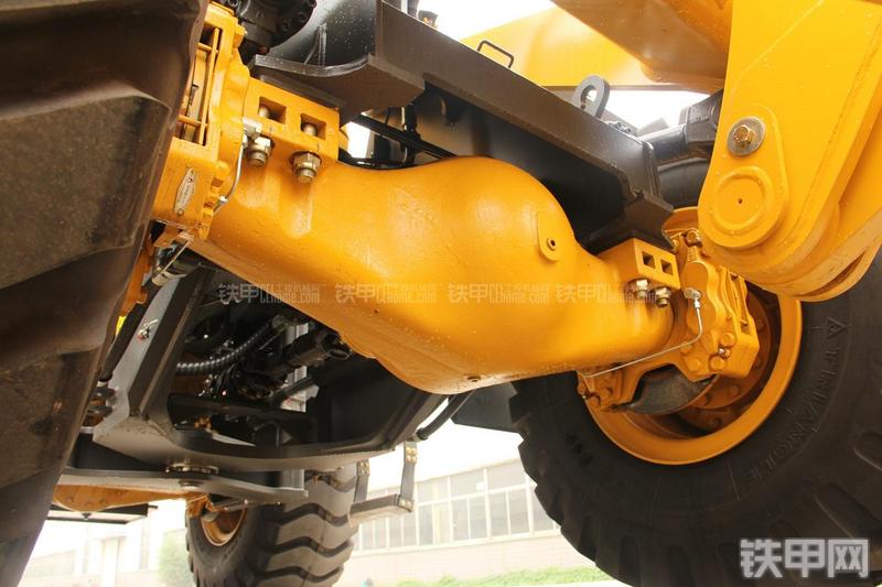 山东临工LG956L矿山铲掘型装载机局部