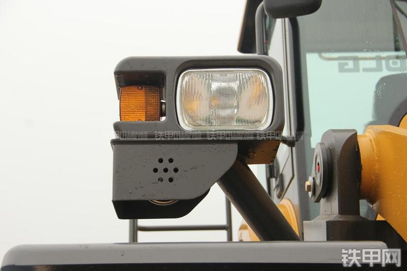 山东临工LG956L矿山铲掘型装载机局部