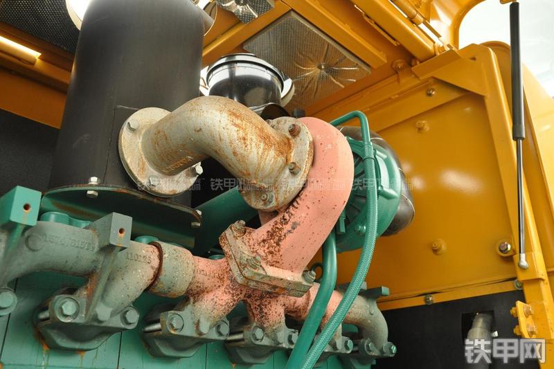 山东临工LG956N装载机局部