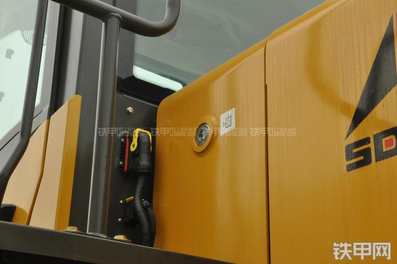 山东临工LG956N装载机局部