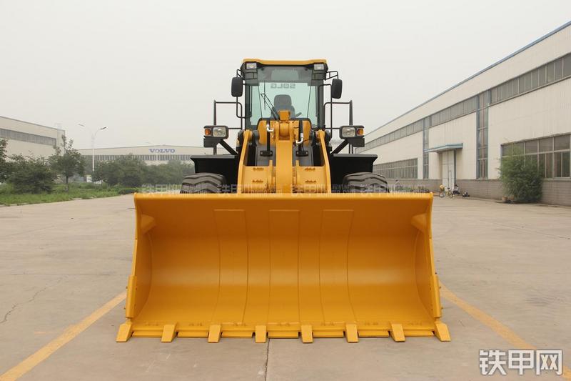 山东临工LG956V装载机整机外观