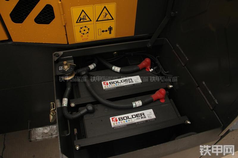 山东临工LG956L矿山铲掘型装载机局部