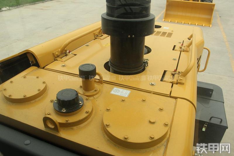 山东临工LG956L矿山铲掘型装载机局部