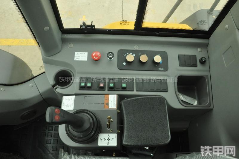 山东临工LG956N装载机局部