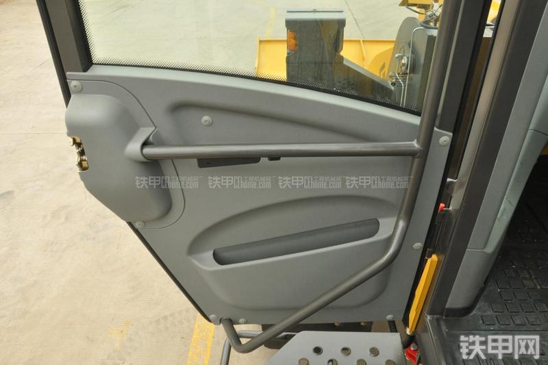 山东临工LG956N装载机局部