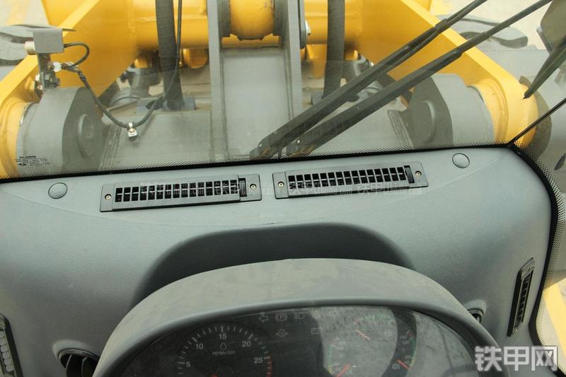 山东临工LG956L矿山铲掘型装载机局部