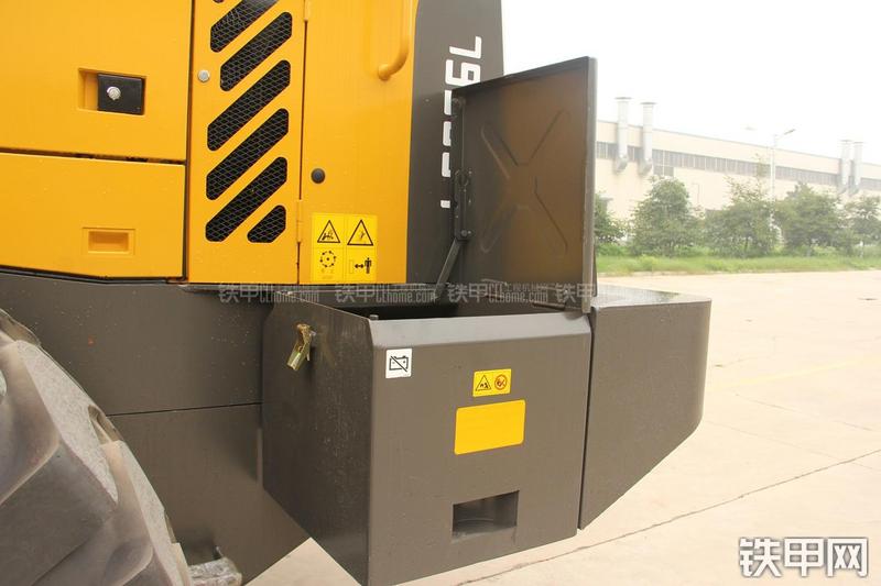 山东临工LG956L矿山铲掘型装载机局部