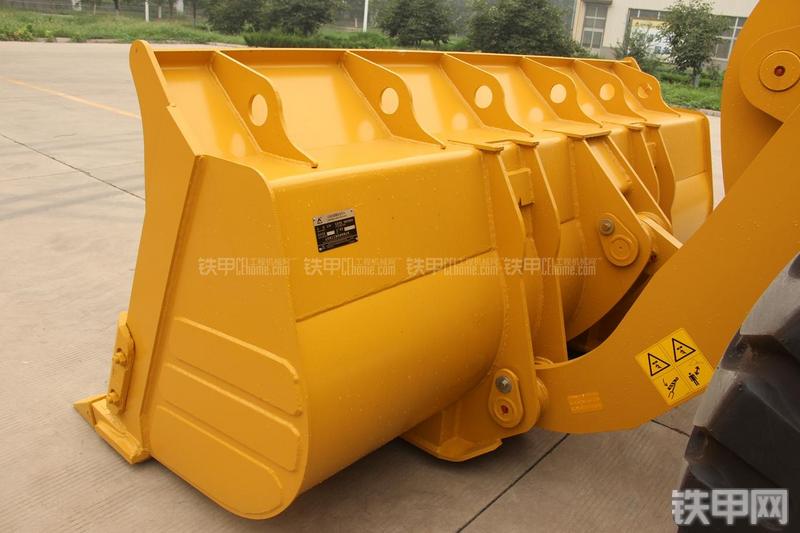 山东临工LG956L矿山铲掘型装载机局部