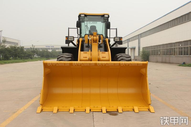 山东临工LG956L矿山铲掘型装载机整机外观