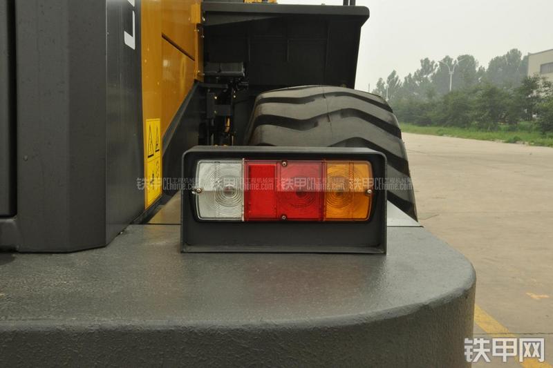 山东临工LG956N装载机局部