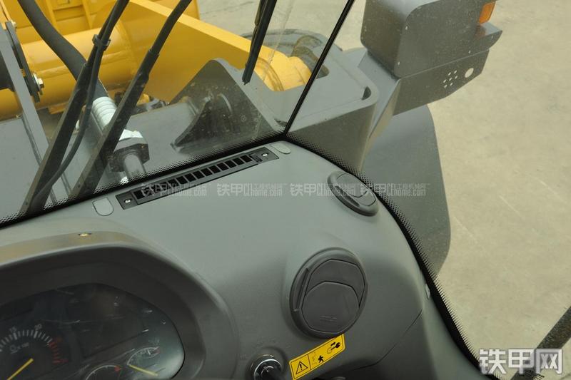 山东临工LG953N节能型装载机局部