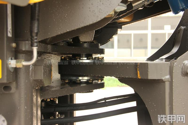 山东临工LG956L矿山铲掘型装载机局部