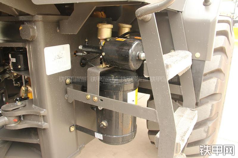 山东临工LG956L矿山铲掘型装载机局部