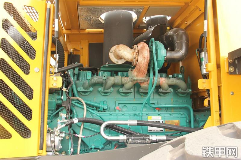 山东临工LG956L矿山铲掘型装载机局部