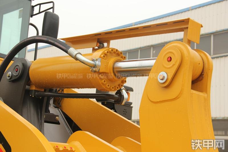 山东临工LG956L矿山铲掘型装载机局部