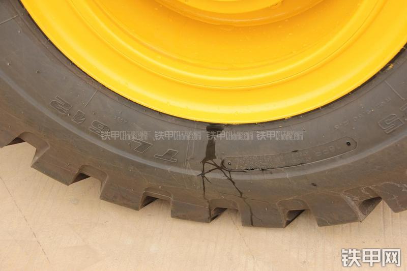 山东临工LG956L矿山铲掘型装载机局部