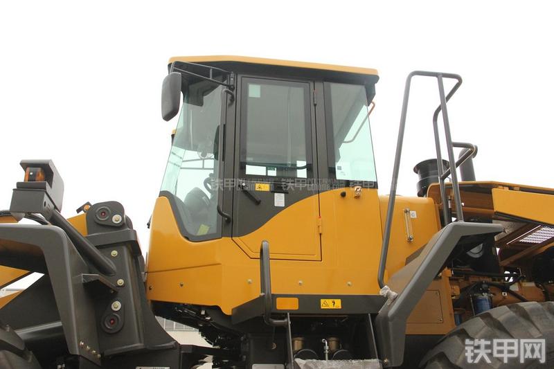 山东临工LG956V装载机局部