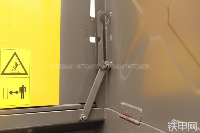 山东临工LG956L矿山铲掘型装载机局部